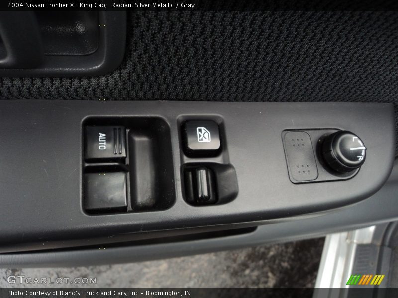 Radiant Silver Metallic / Gray 2004 Nissan Frontier XE King Cab