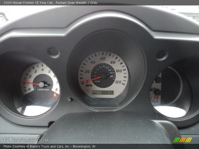 Radiant Silver Metallic / Gray 2004 Nissan Frontier XE King Cab