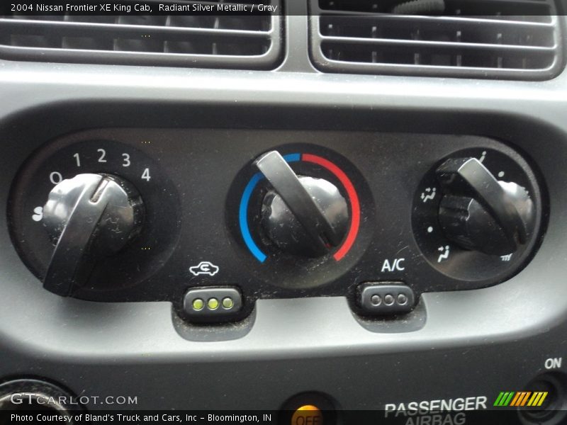 Radiant Silver Metallic / Gray 2004 Nissan Frontier XE King Cab