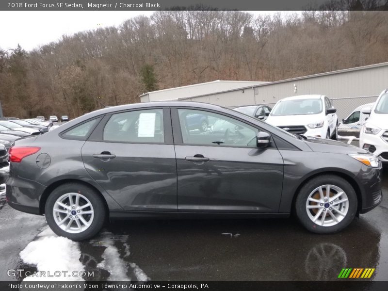 Magnetic / Charcoal Black 2018 Ford Focus SE Sedan