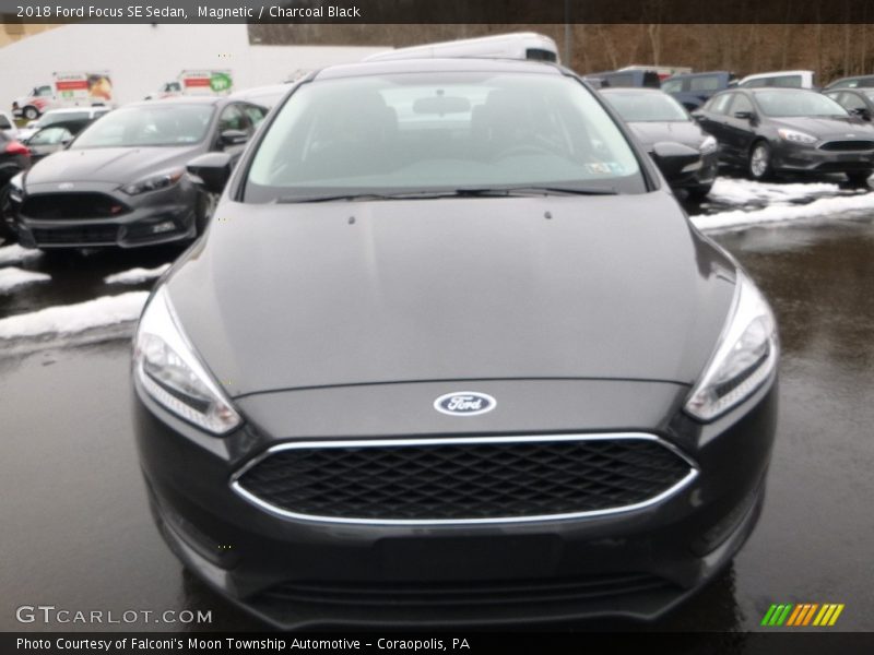 Magnetic / Charcoal Black 2018 Ford Focus SE Sedan