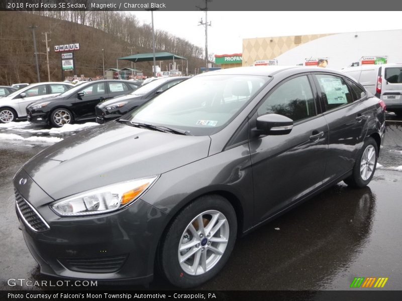 Magnetic / Charcoal Black 2018 Ford Focus SE Sedan