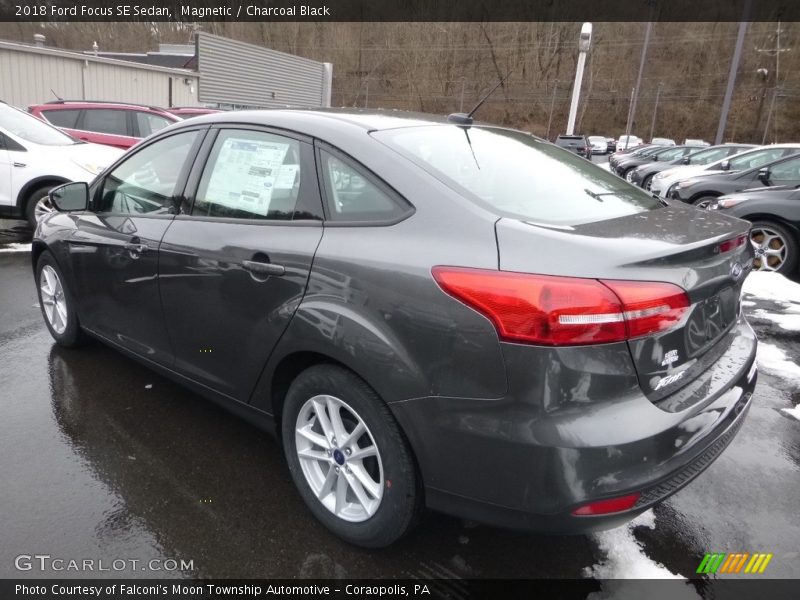Magnetic / Charcoal Black 2018 Ford Focus SE Sedan