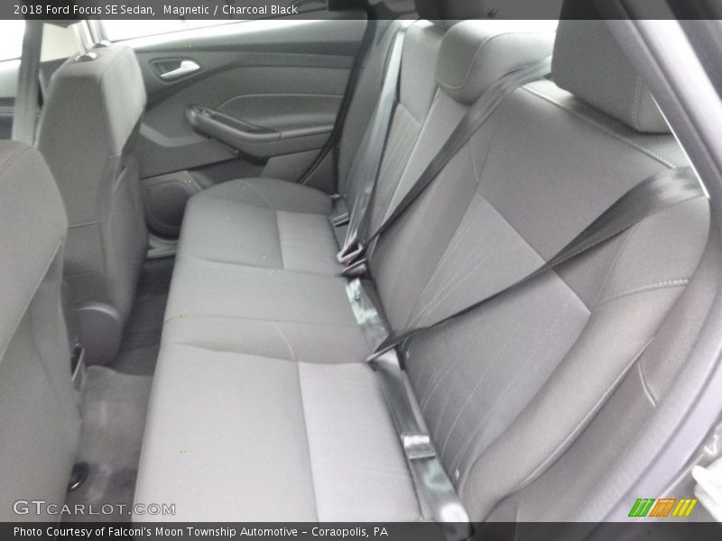 Magnetic / Charcoal Black 2018 Ford Focus SE Sedan
