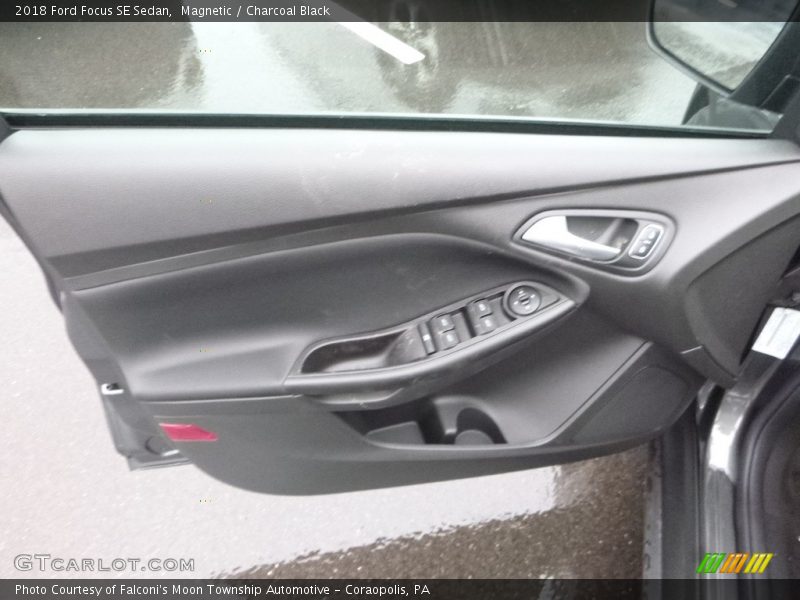 Magnetic / Charcoal Black 2018 Ford Focus SE Sedan