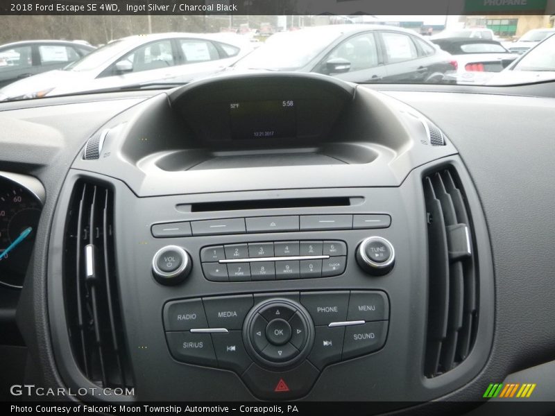 Ingot Silver / Charcoal Black 2018 Ford Escape SE 4WD