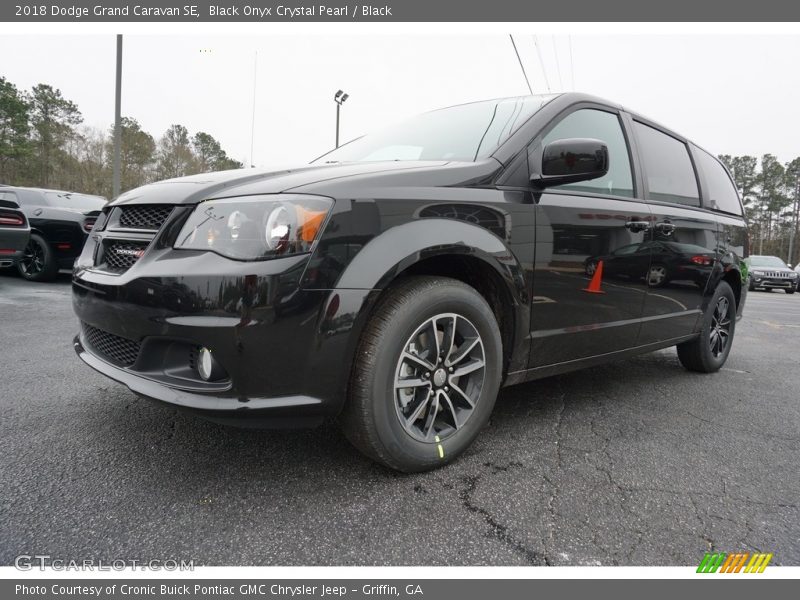 Front 3/4 View of 2018 Grand Caravan SE