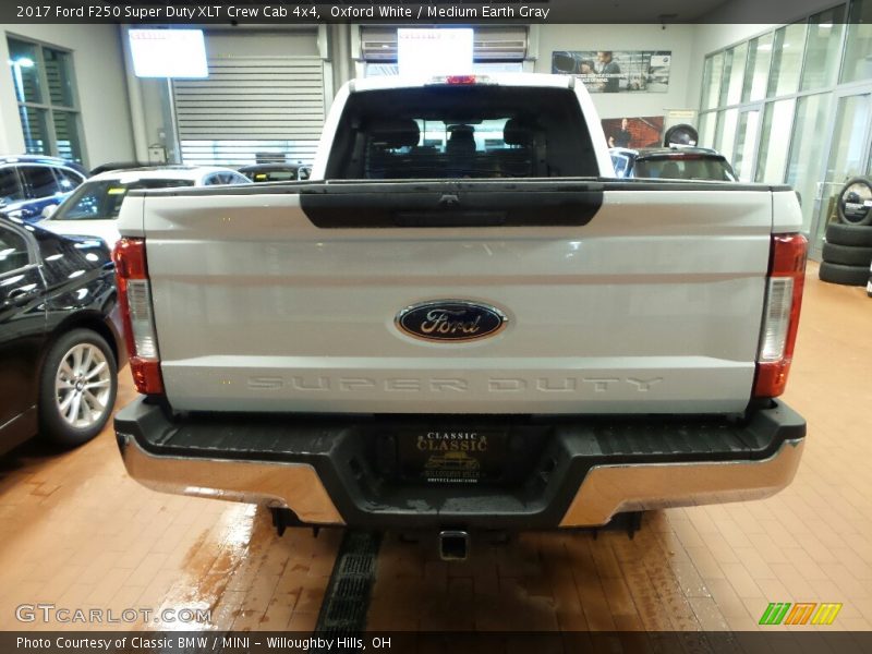 Oxford White / Medium Earth Gray 2017 Ford F250 Super Duty XLT Crew Cab 4x4