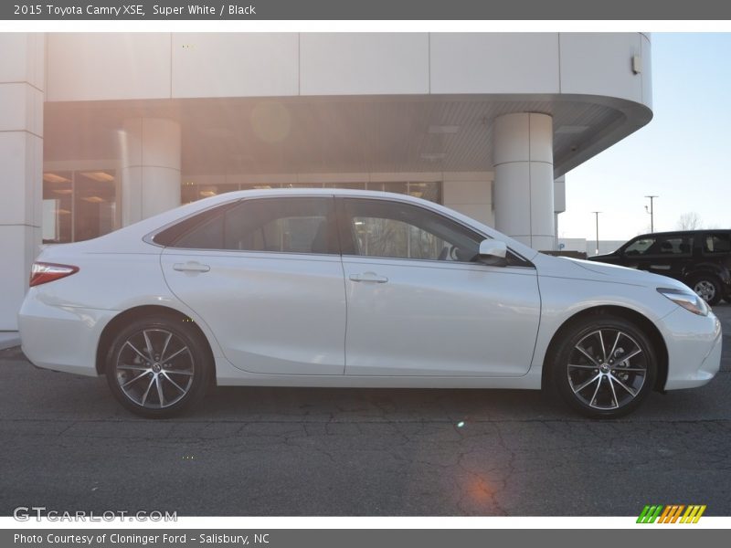 Super White / Black 2015 Toyota Camry XSE