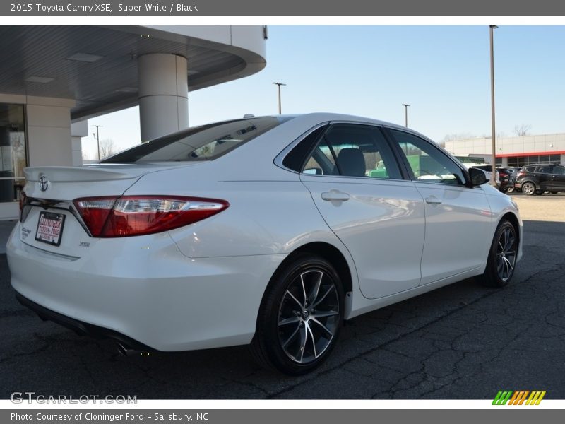 Super White / Black 2015 Toyota Camry XSE
