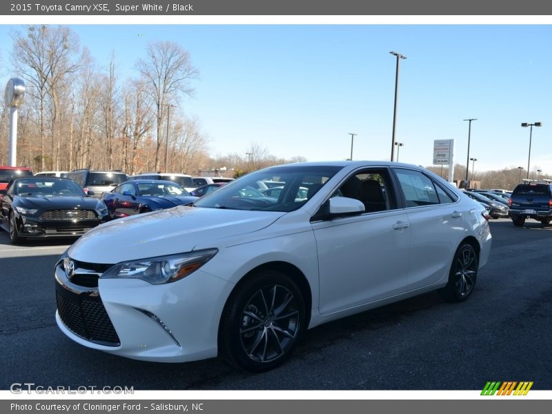 Super White / Black 2015 Toyota Camry XSE