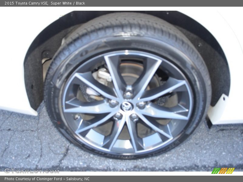 Super White / Black 2015 Toyota Camry XSE