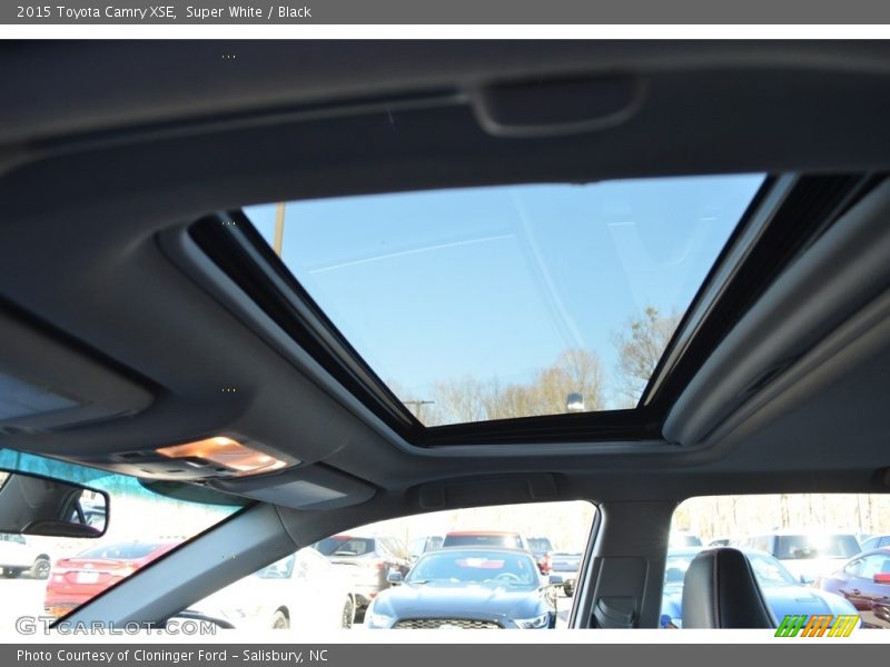 Super White / Black 2015 Toyota Camry XSE