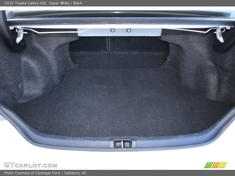 Super White / Black 2015 Toyota Camry XSE