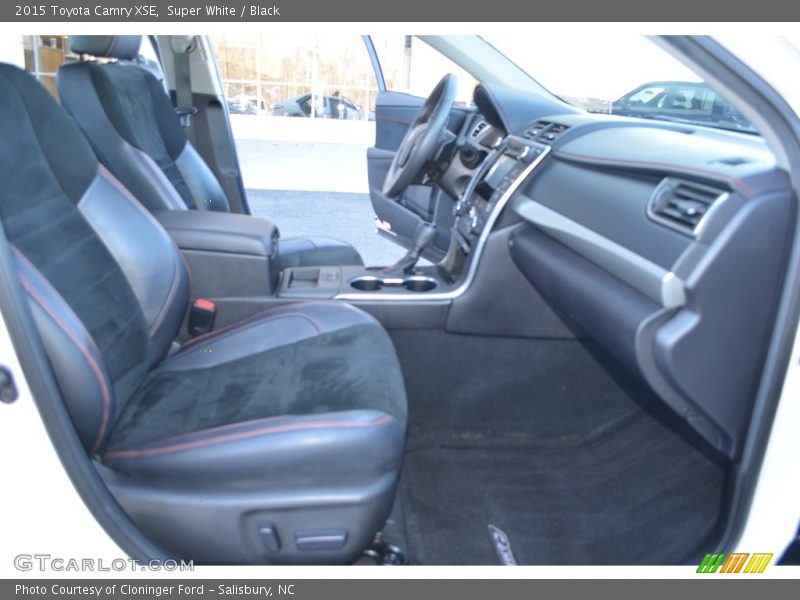 Super White / Black 2015 Toyota Camry XSE