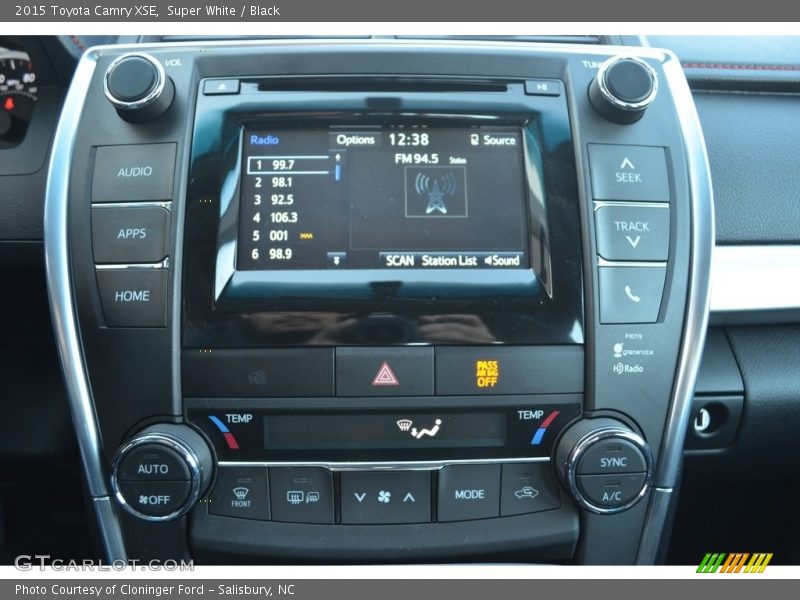 Super White / Black 2015 Toyota Camry XSE