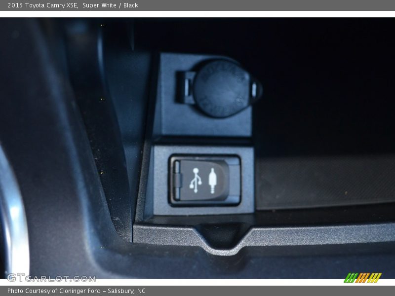 Super White / Black 2015 Toyota Camry XSE
