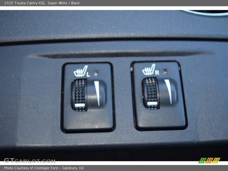 Super White / Black 2015 Toyota Camry XSE