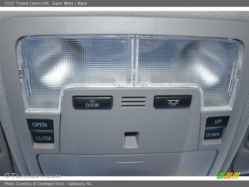 Super White / Black 2015 Toyota Camry XSE