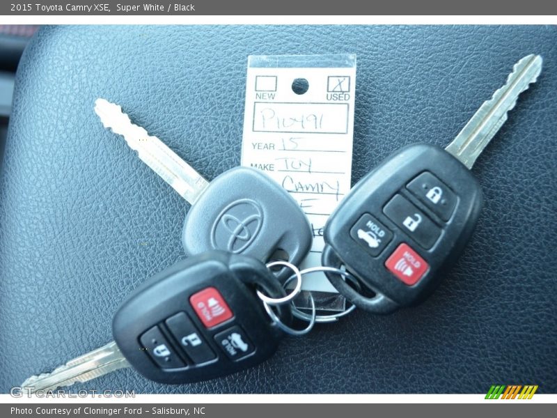 Super White / Black 2015 Toyota Camry XSE