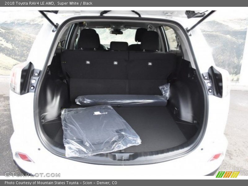 Super White / Black 2018 Toyota RAV4 LE AWD