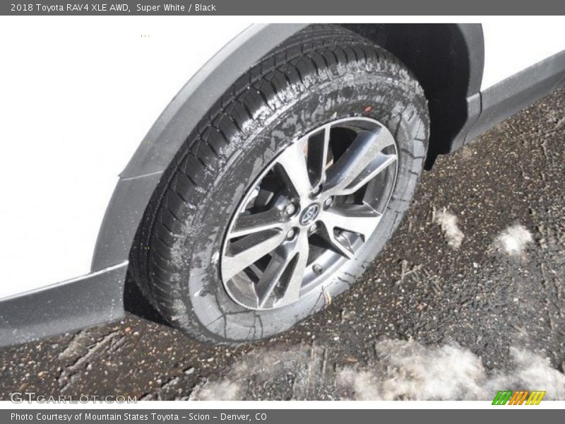 Super White / Black 2018 Toyota RAV4 XLE AWD
