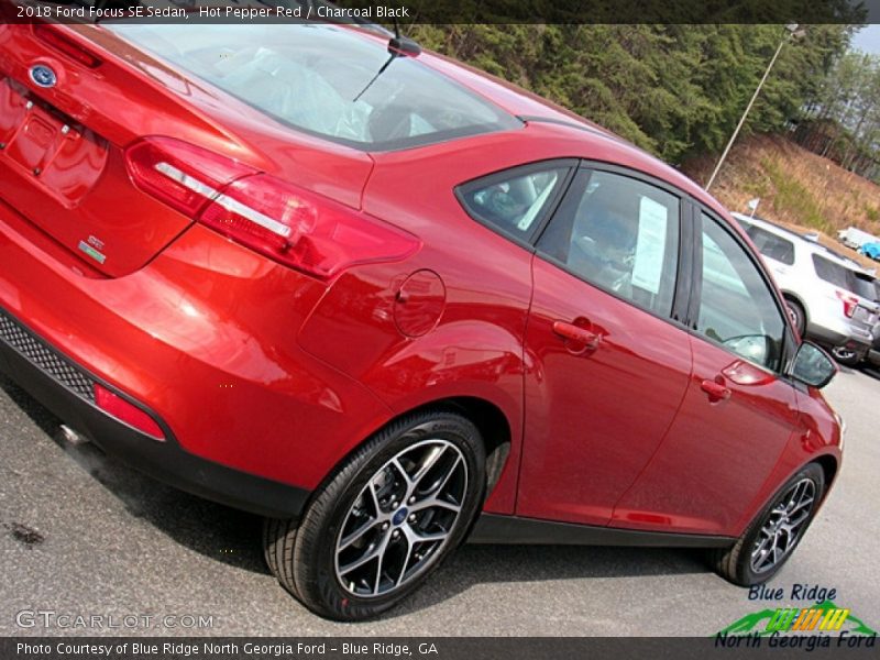 Hot Pepper Red / Charcoal Black 2018 Ford Focus SE Sedan