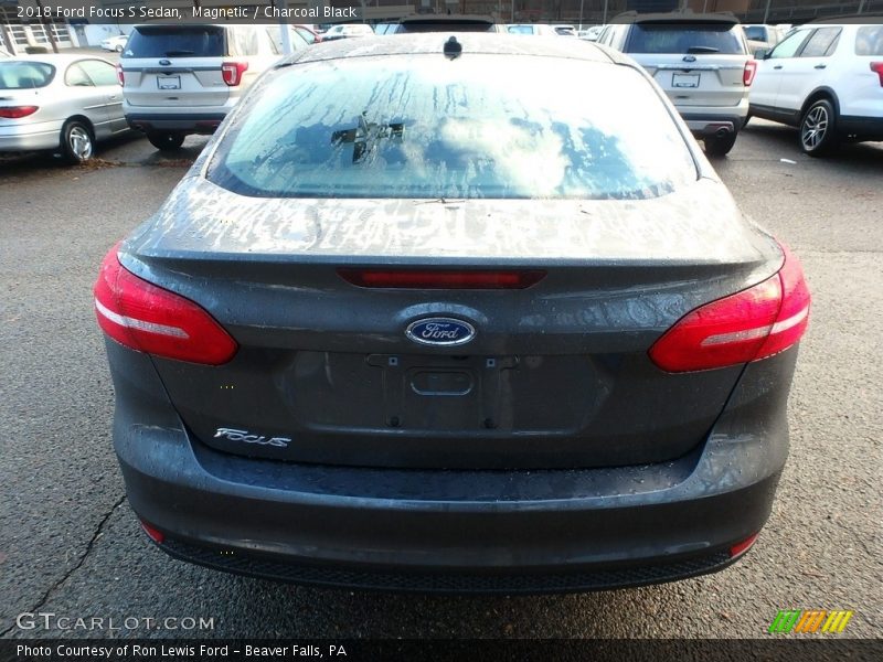 Magnetic / Charcoal Black 2018 Ford Focus S Sedan