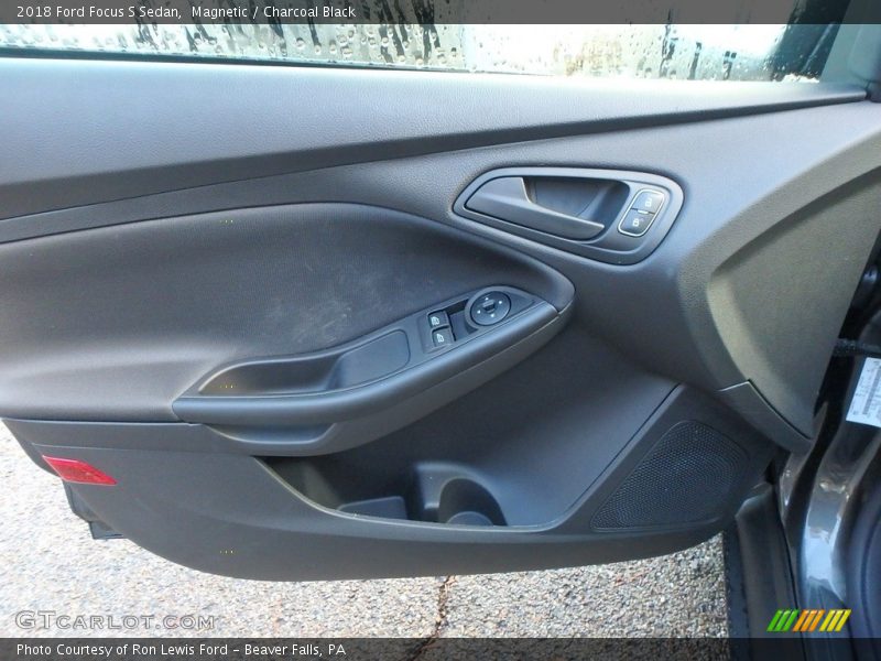 Magnetic / Charcoal Black 2018 Ford Focus S Sedan