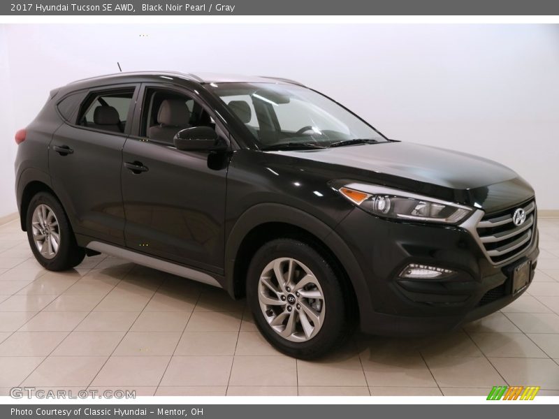 Black Noir Pearl / Gray 2017 Hyundai Tucson SE AWD