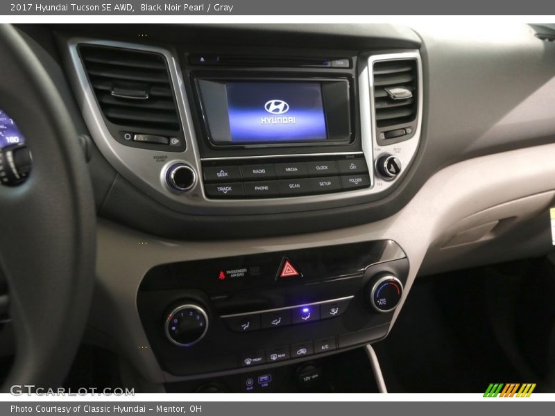 Black Noir Pearl / Gray 2017 Hyundai Tucson SE AWD