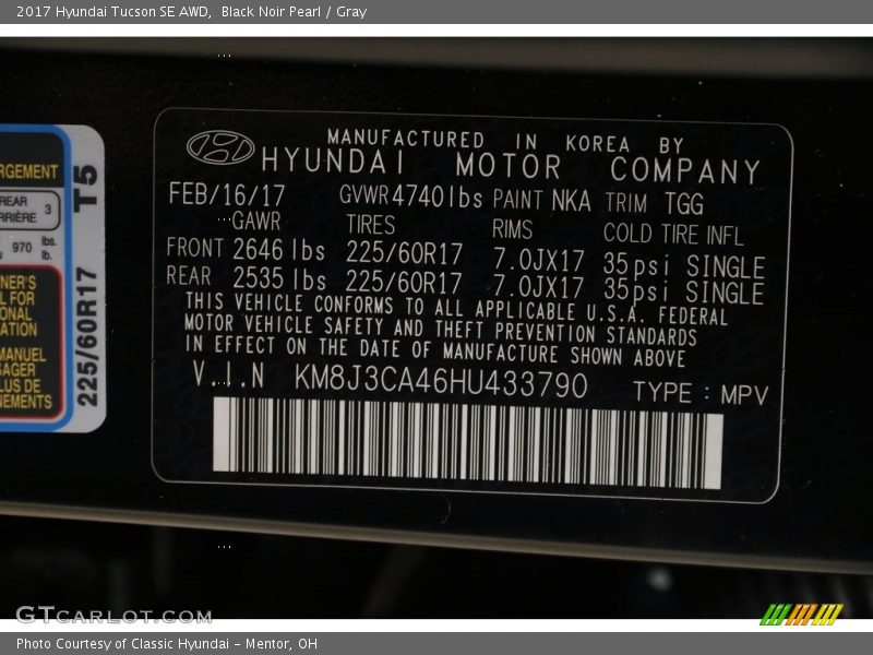 Black Noir Pearl / Gray 2017 Hyundai Tucson SE AWD