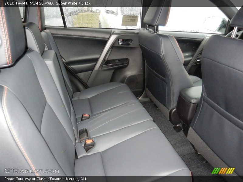 Super White / Black 2018 Toyota RAV4 SE AWD