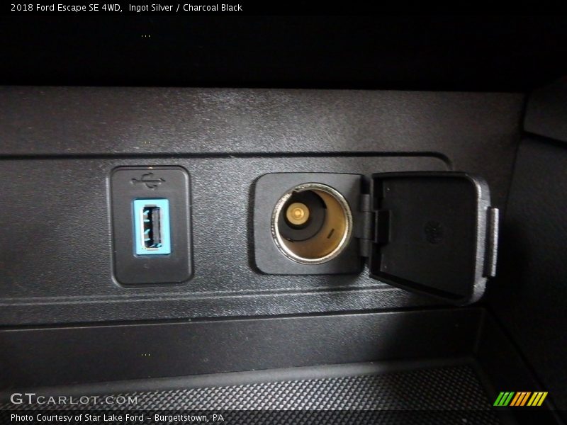 Ingot Silver / Charcoal Black 2018 Ford Escape SE 4WD