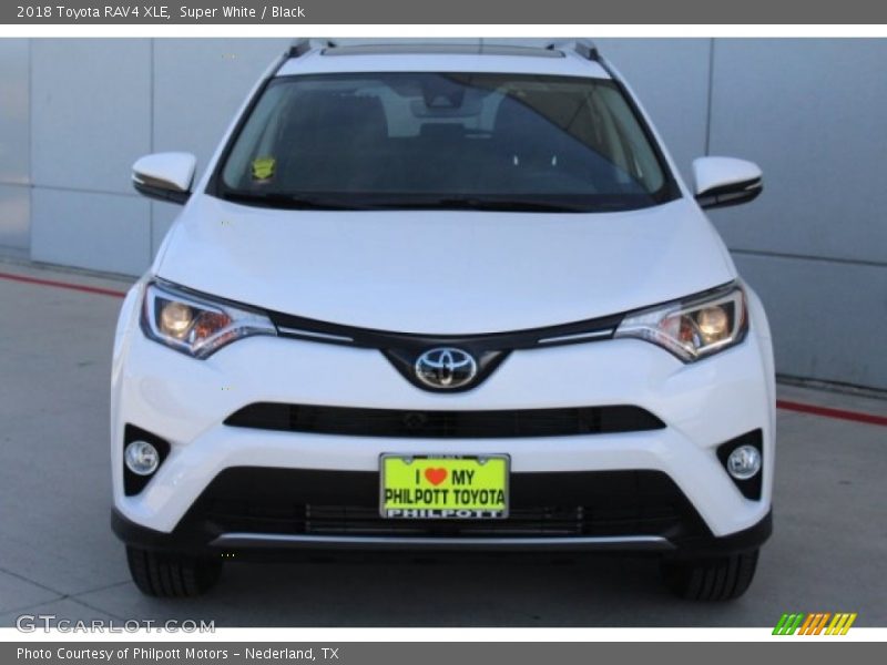 Super White / Black 2018 Toyota RAV4 XLE