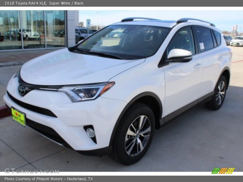 Super White / Black 2018 Toyota RAV4 XLE