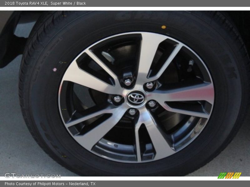 Super White / Black 2018 Toyota RAV4 XLE