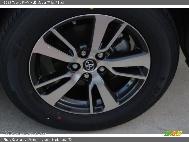 Super White / Black 2018 Toyota RAV4 XLE
