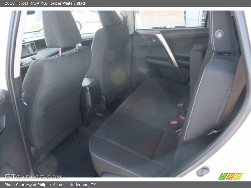 Super White / Black 2018 Toyota RAV4 XLE