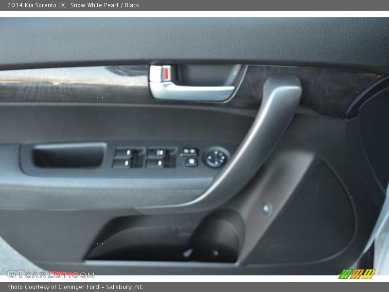 Snow White Pearl / Black 2014 Kia Sorento LX