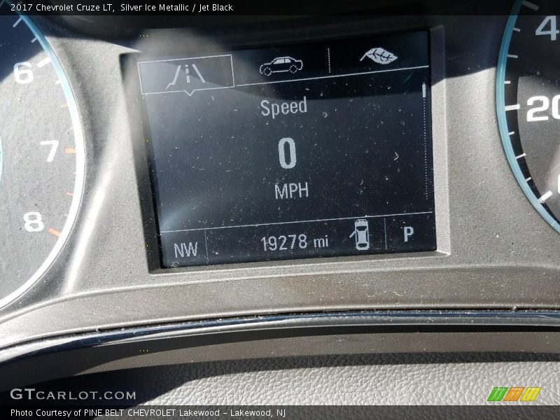 Silver Ice Metallic / Jet Black 2017 Chevrolet Cruze LT