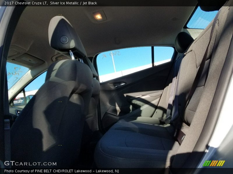 Silver Ice Metallic / Jet Black 2017 Chevrolet Cruze LT
