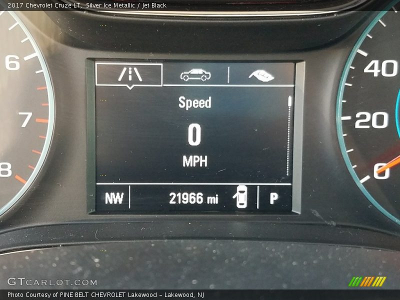 Silver Ice Metallic / Jet Black 2017 Chevrolet Cruze LT