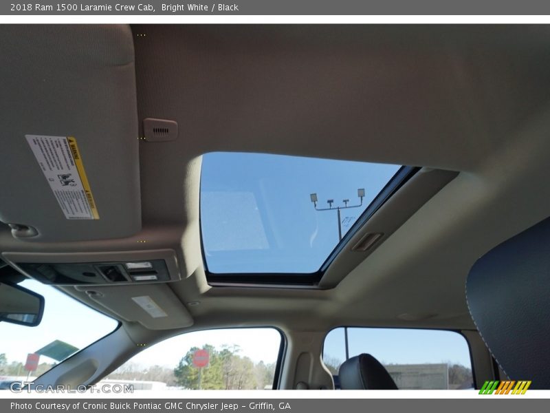 Bright White / Black 2018 Ram 1500 Laramie Crew Cab