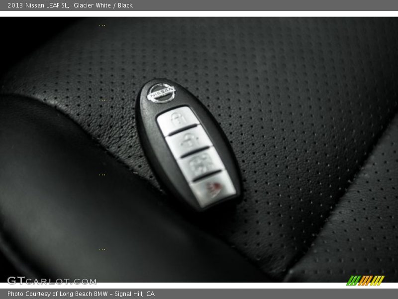 Glacier White / Black 2013 Nissan LEAF SL