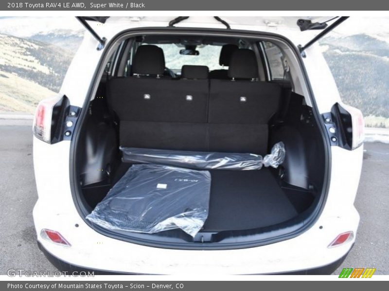 Super White / Black 2018 Toyota RAV4 LE AWD