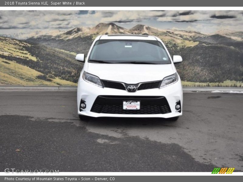 Super White / Black 2018 Toyota Sienna XLE