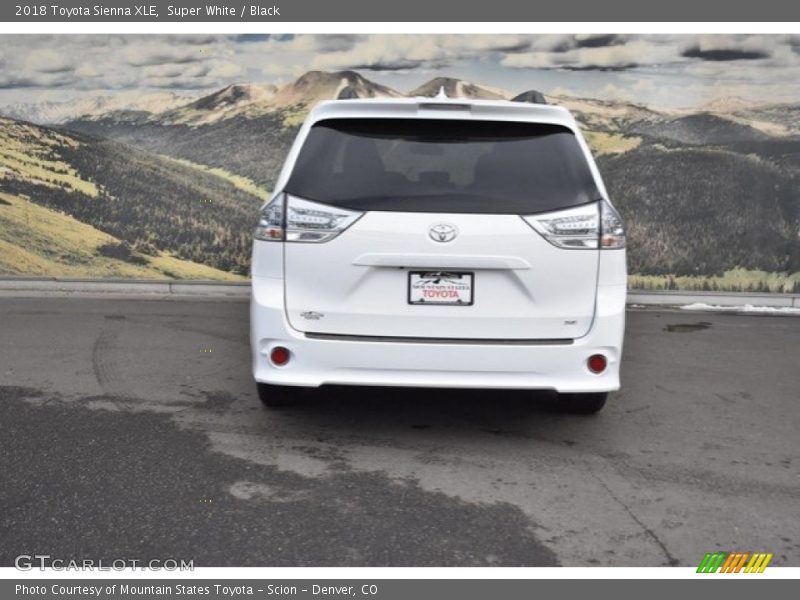 Super White / Black 2018 Toyota Sienna XLE