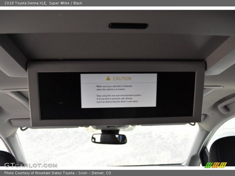 Super White / Black 2018 Toyota Sienna XLE