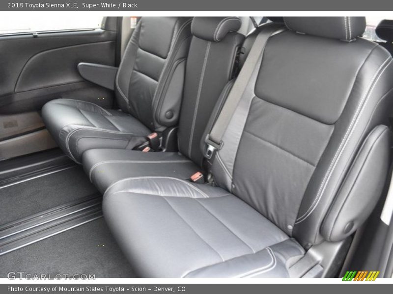 Super White / Black 2018 Toyota Sienna XLE